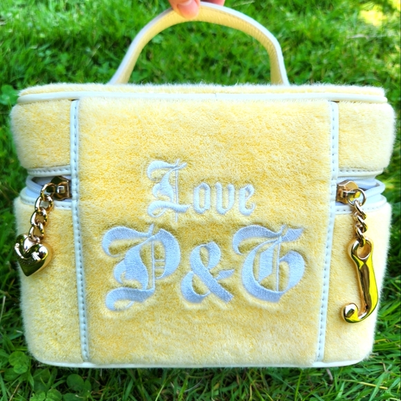 SOLD  Juicy Couture Train Case Cosmetic Case Travel Bag - Picture 3 of 14